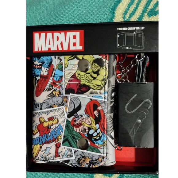 Marvel multicolor trifold chain wallet featuring Captain America The hulk - Picture 6 of 6